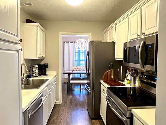 5th image of 302 Woodlake Dr