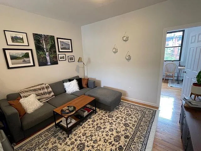 810 Bloomfield St — Photo 2