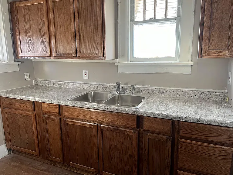 814 W McClure Ave — Photo 3