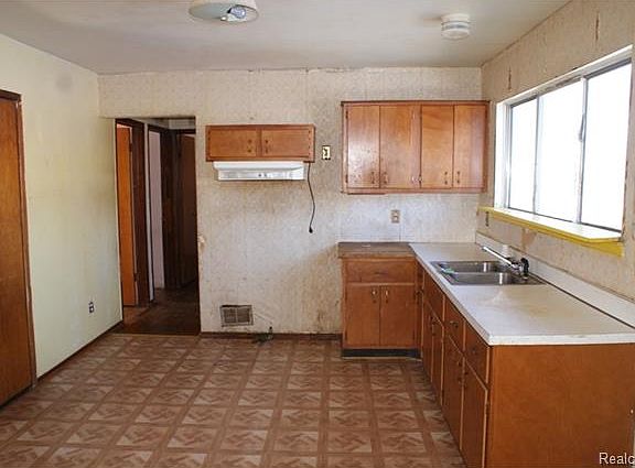 5th image of 6632 Brush St