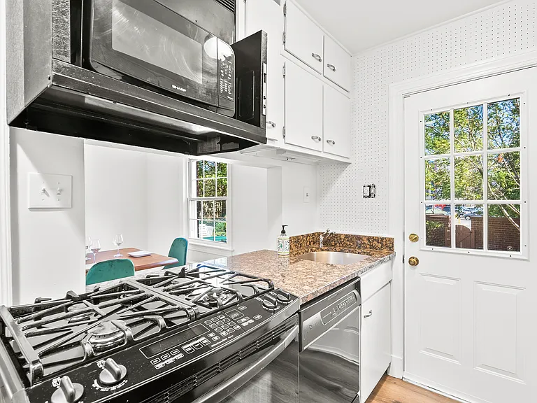 1043 N Monroe St — Photo 15