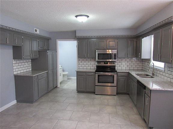 3rd image of 2211 N Salem Dr