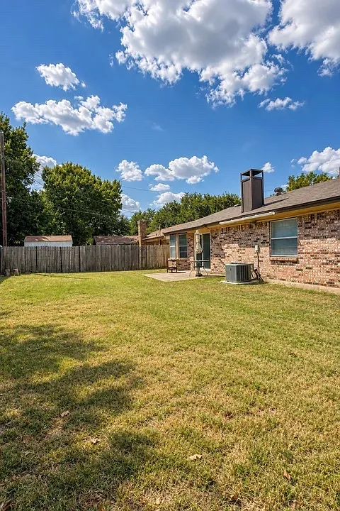 3 bed, 1350 sqft, $2,000 — Photo 2