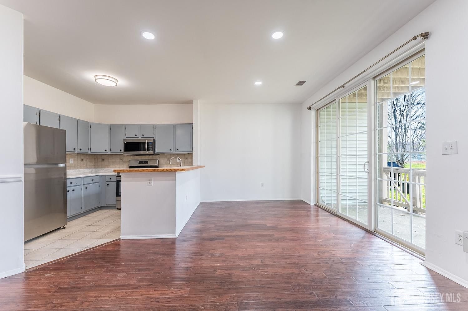 その他 N J James Left-Arm Sitting Recliner | La-Z-Boy