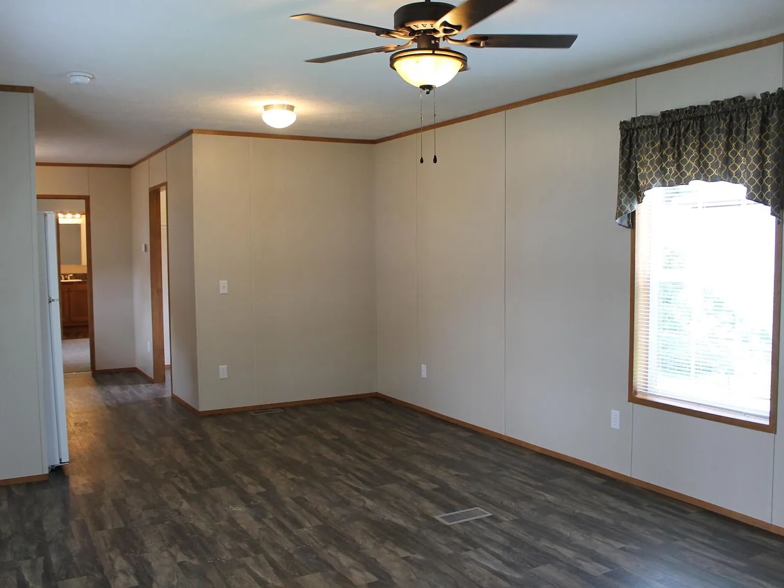 2 bed, 827 sqft, $1,585 — Photo 3