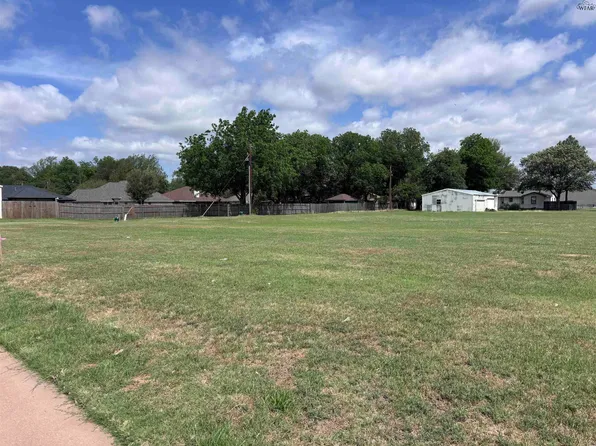 907 Dana St, Burkburnett, TX 76354