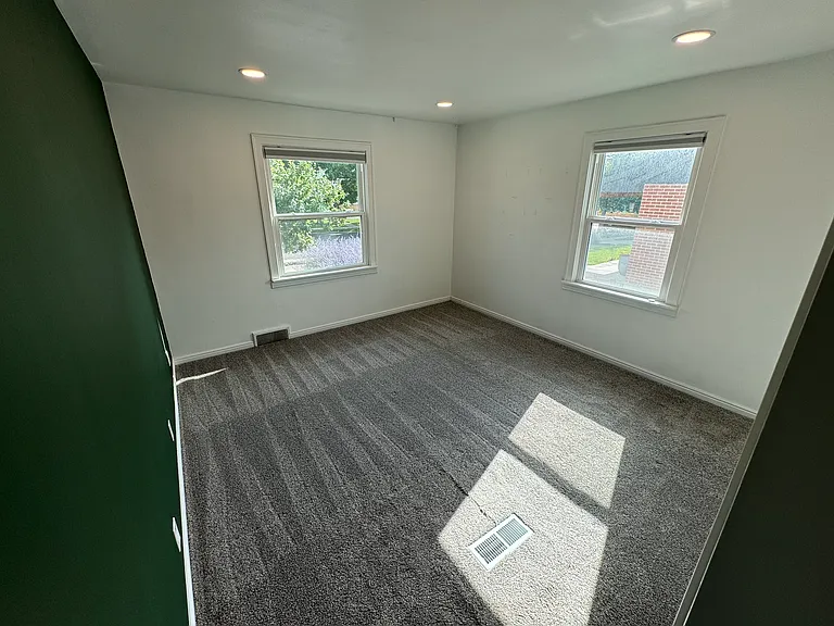 2243 E Hollywood Ave — Photo 8