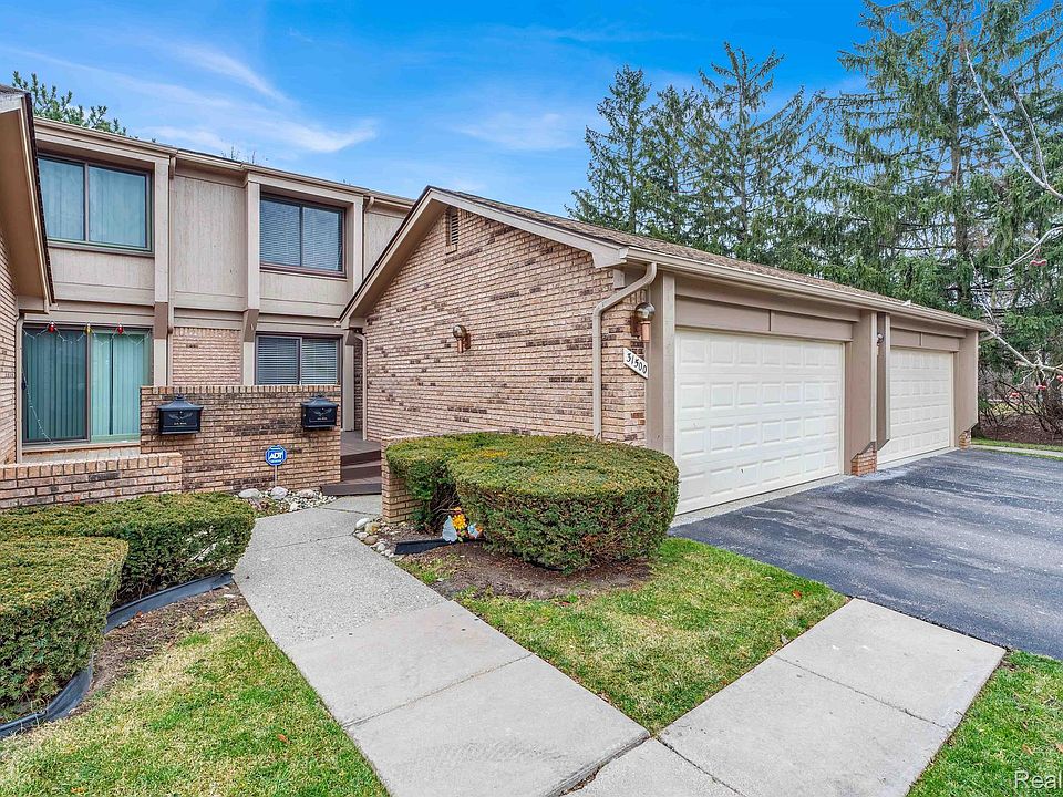 1st image of 31500 Hunters Circle Dr