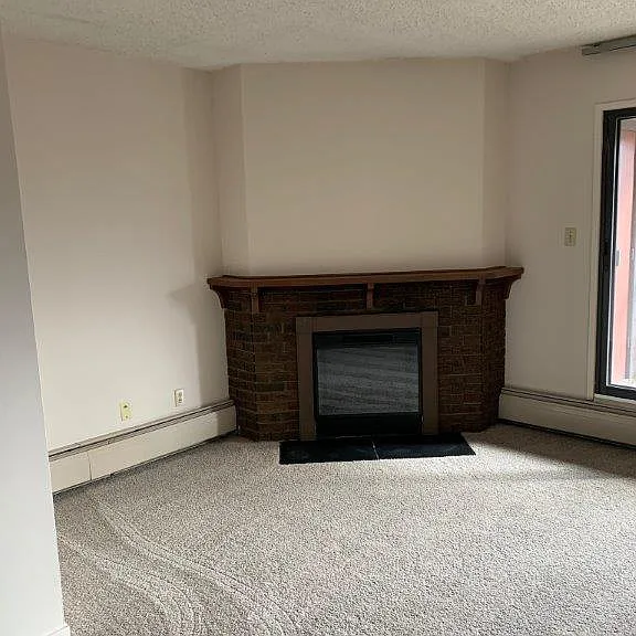 101 Silverthorn Rd NW — Photo 3