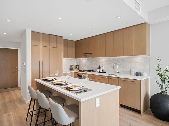 4th image of 110 E 17th St #515