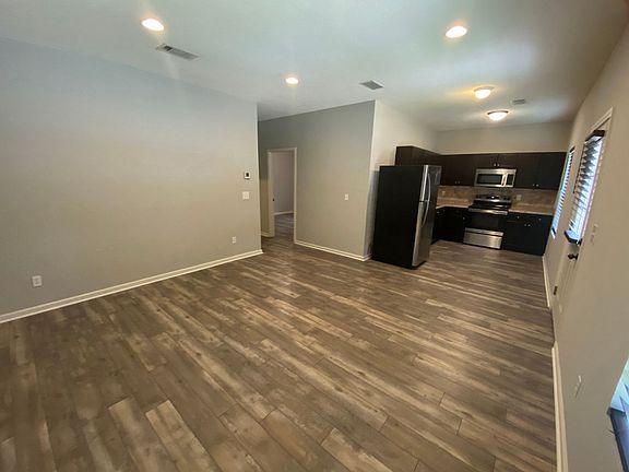 3rd image of 406 Shady Park Cv