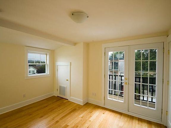 Guest room w/balcony
