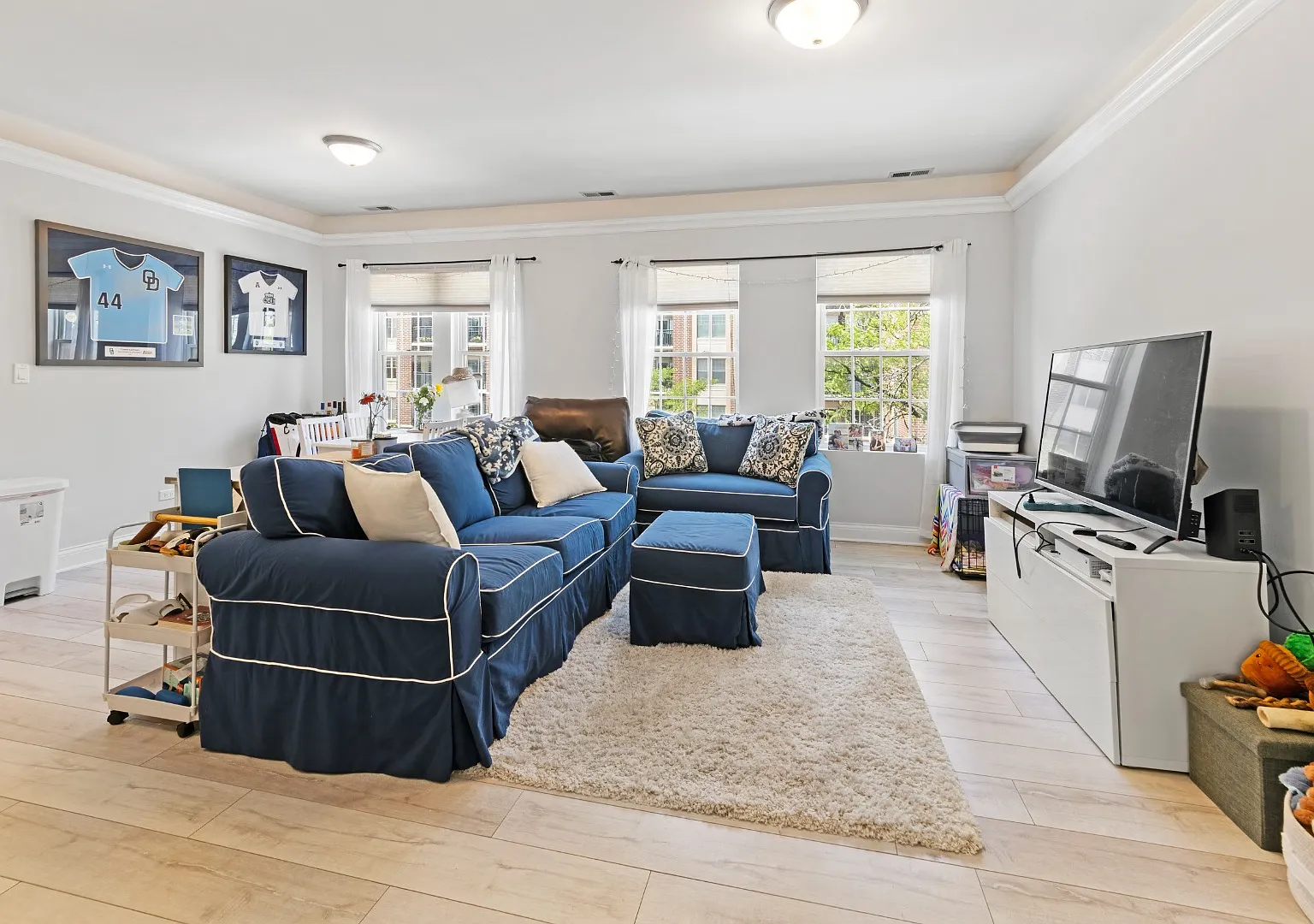 Modern 2-Bedroom in the Heart of Downtown Arlington Heights — Photo 1