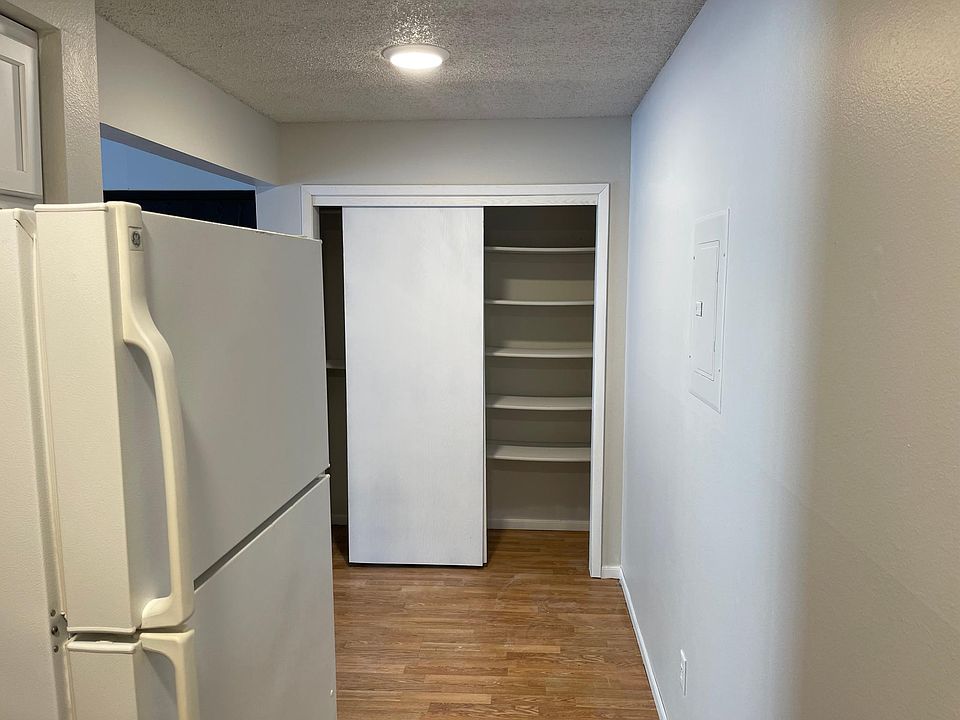 2nd image of 618 E Burlington St APT 3