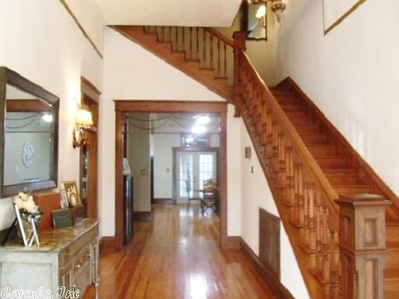 5th image of 218 W Howard St