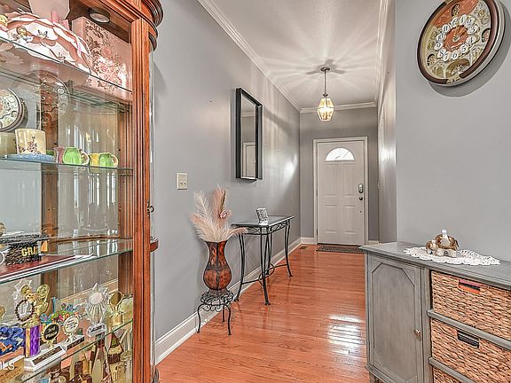 5th image of 176 Woodmont Ave