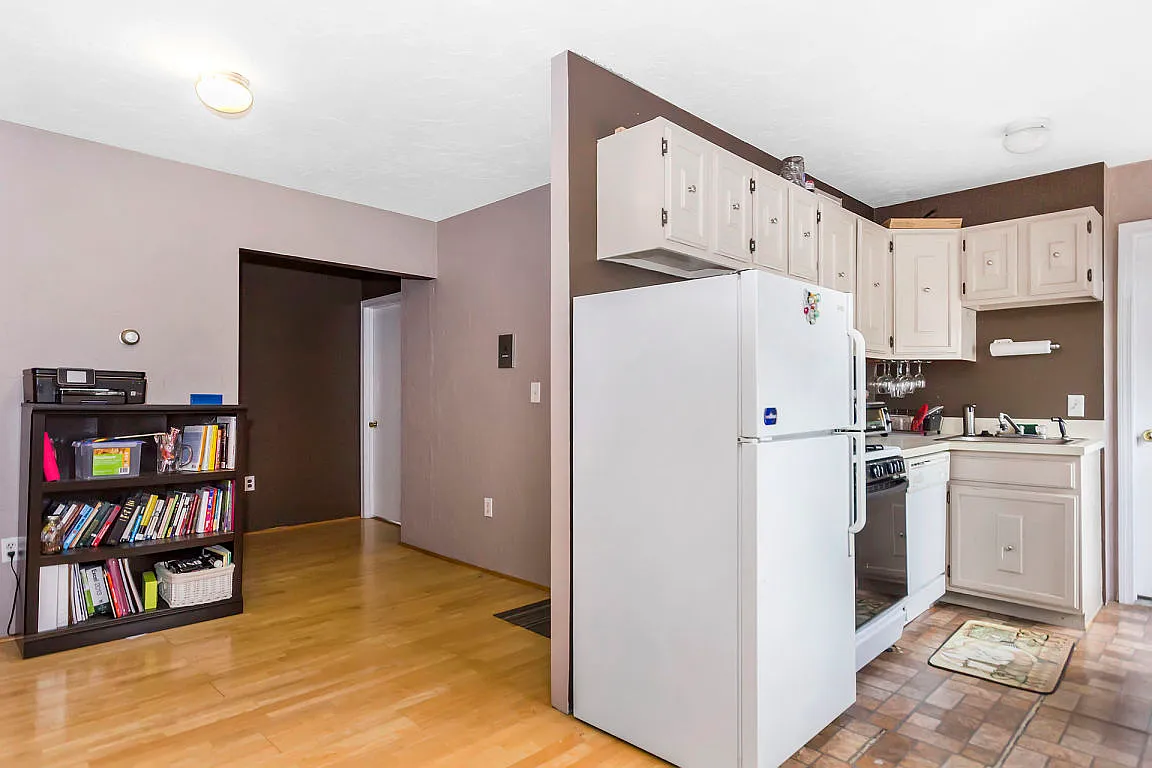 Building Photo - 98 Elm St #2