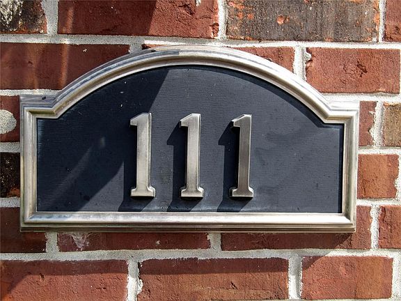 5th image of 111 Oakshire Dr E