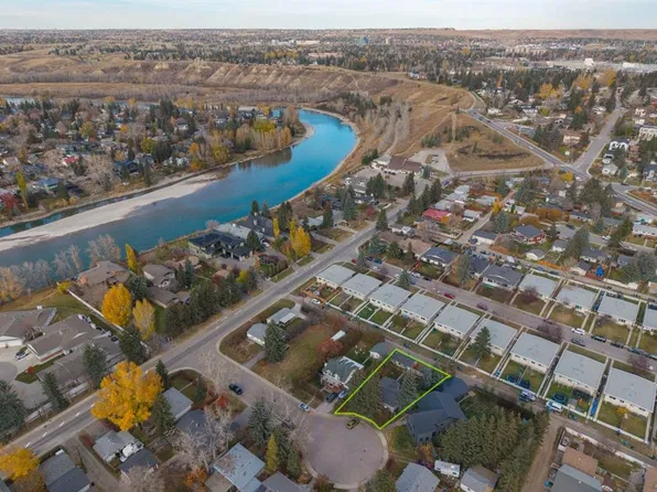 5216 S 18th Ave NW, Calgary, AB T3B 0R3