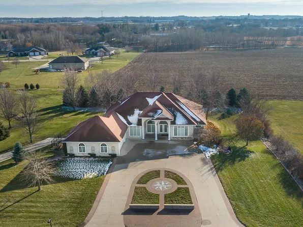 1151 Woodland Dr, Dyersville, IA 52040
