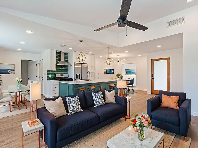 5200 King Charles Dr — Photo 3