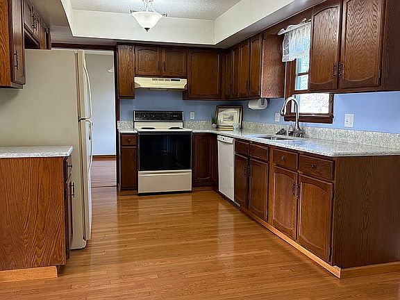 2nd image of 894 Riverview Dr