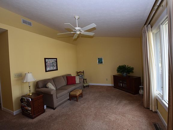 5th image of 943 E Lawn Ave APT 23
