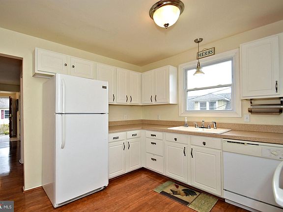 4th image of 424 N 8th Ave