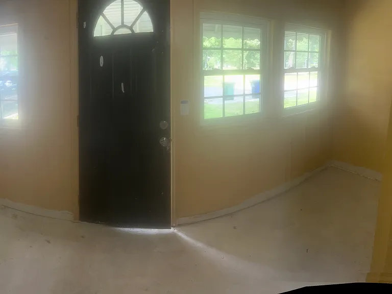 323 Edgefield Ave — Photo 2