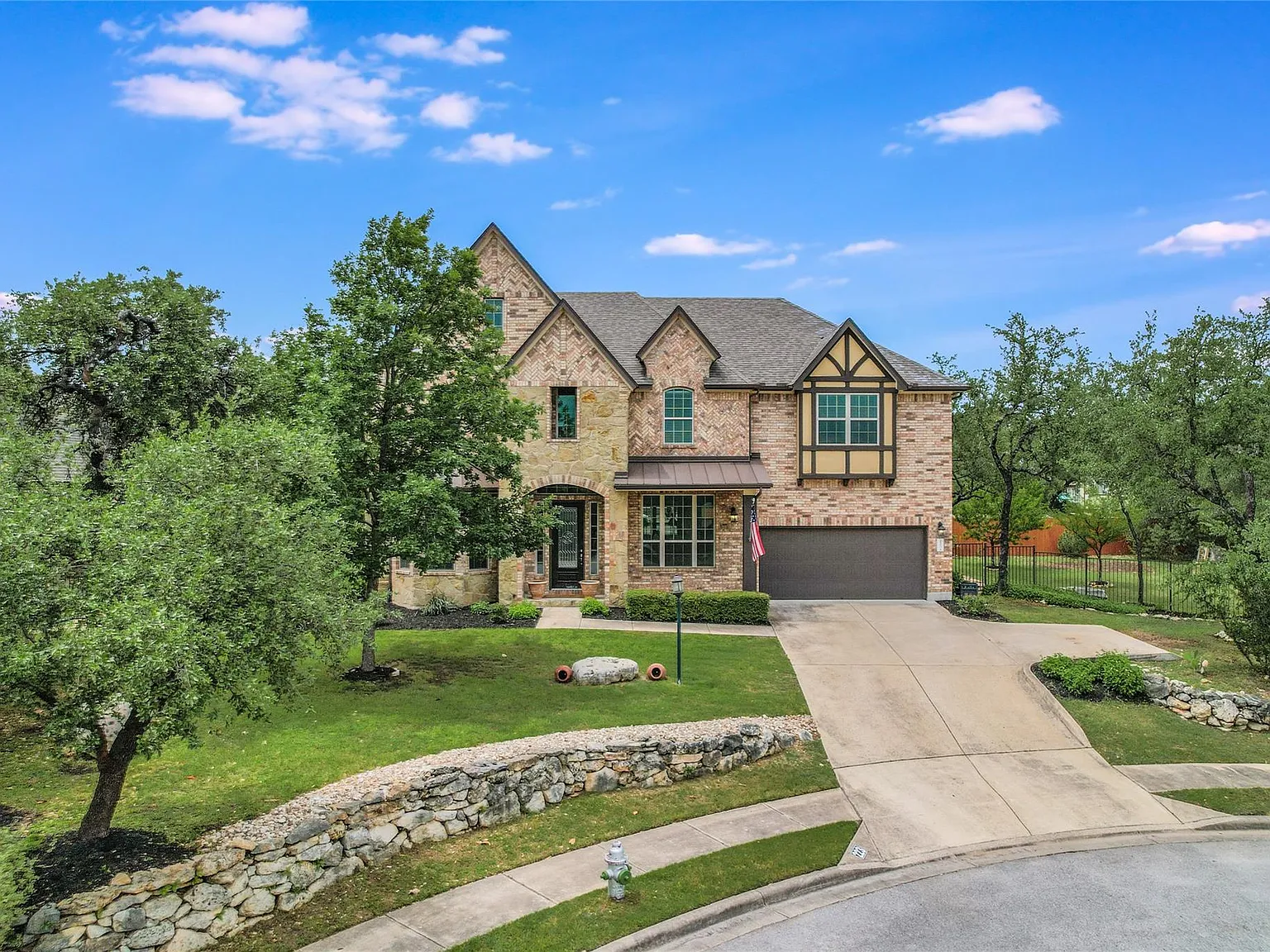 5 bed, 3.5 bath, 3841 sqft, $4,200 — Photo 3