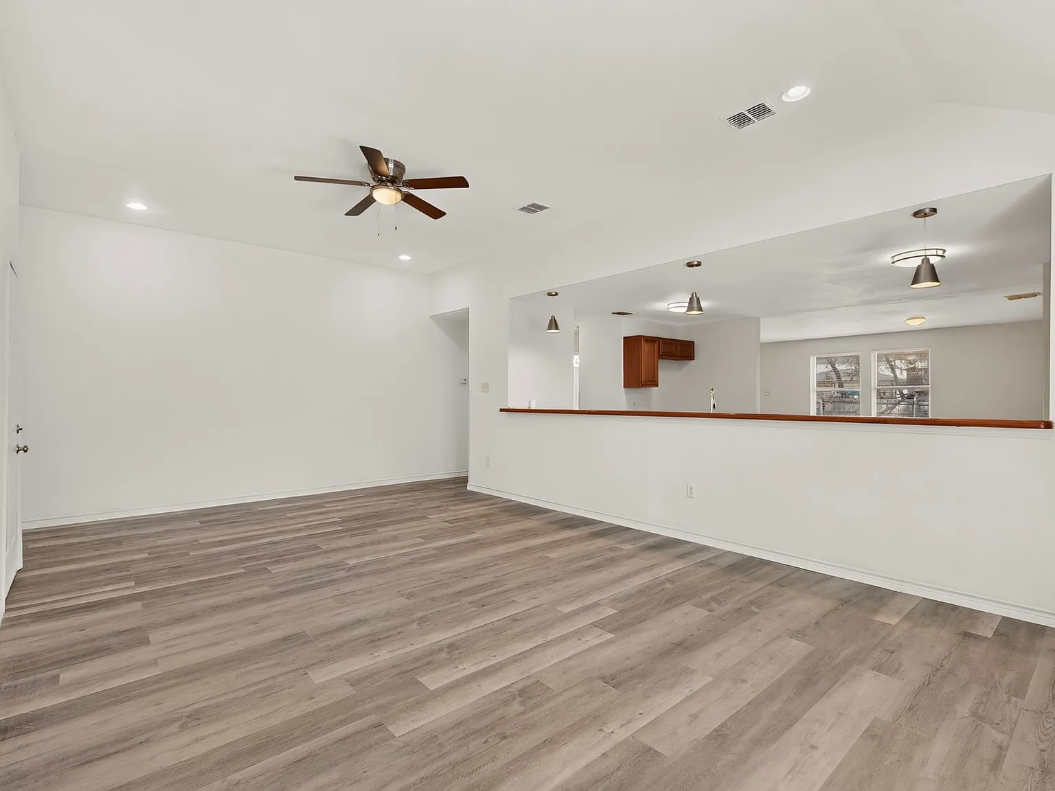 3 bed, 2052 sqft, $2,600 — Photo 4