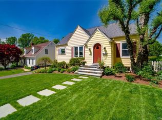 32 Pondview Ave, Trumbull, CT 06611