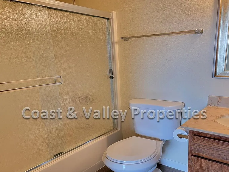 980 Memorial Dr — Photo 9