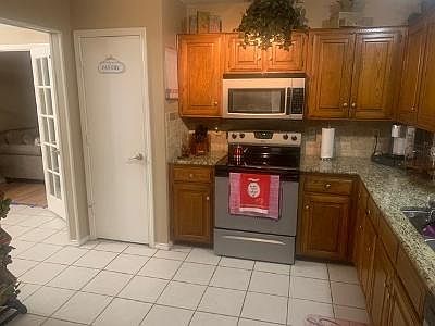 4th image of 1010 Stewart Ave