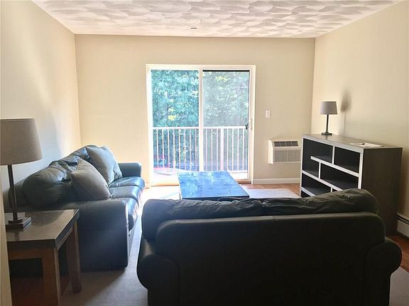 4th image of 752 Quaker Ln APT 310