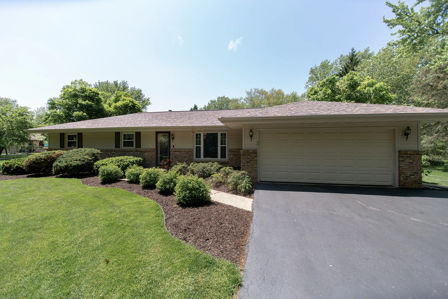 6321 Thorncrest Dr photo 1
