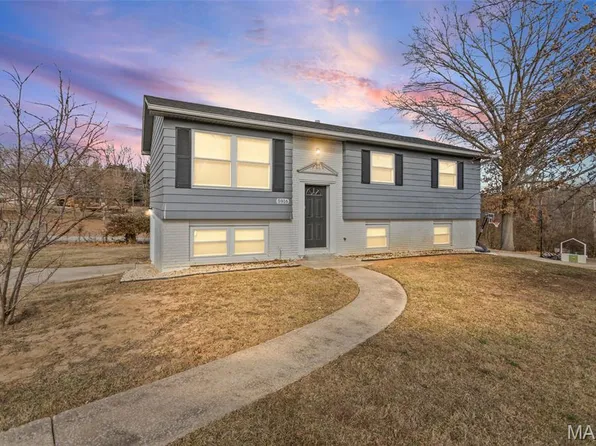 5916 Dogwood Ln, Godfrey, IL 62035