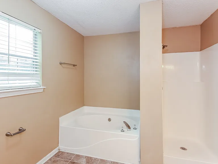 1531 Wembley Dr — Photo 12