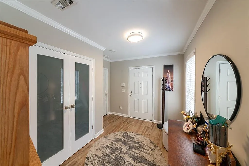3 bed, 2.5 bath, 2282 sqft, $3,500 — Photo 2
