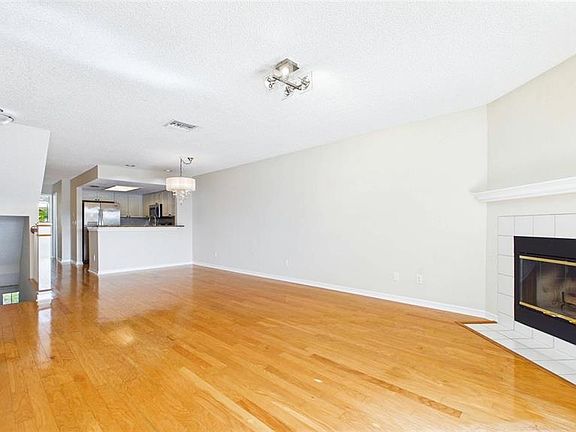 4th image of 323 Madeira Cir