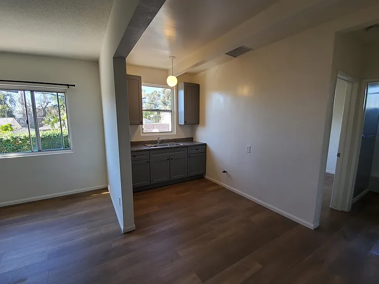 2535 S Redondo Blvd #8 — Photo 2