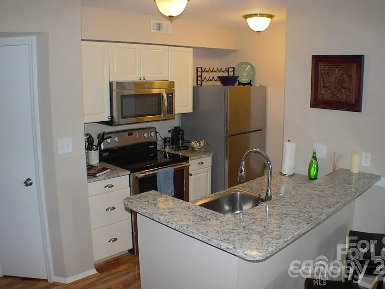 218 Northwest Dr — Photo 3