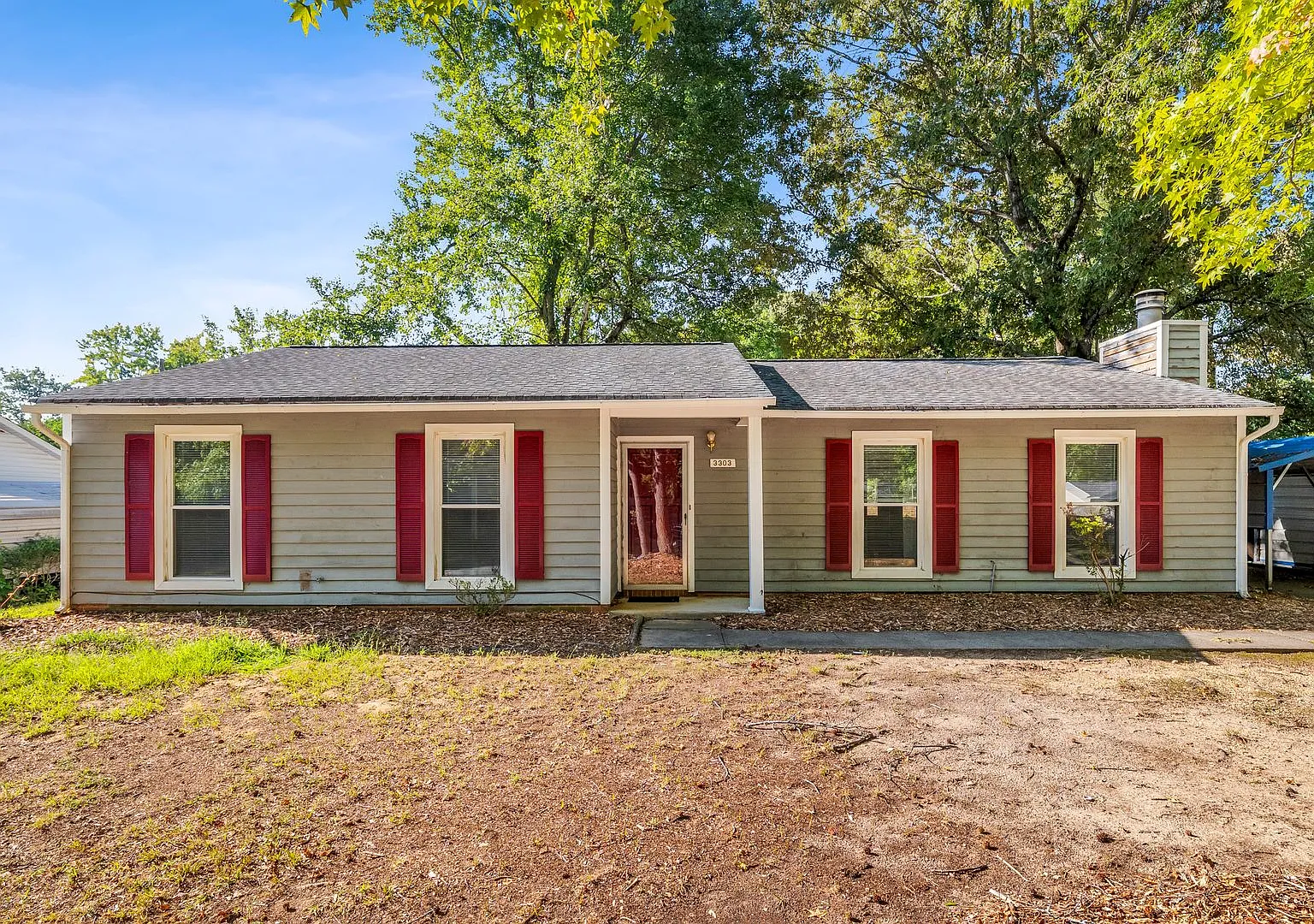 SW, Large Ranch home, Vaulted Ceilings, Fire Place, Fenced Yard! — Photo 1