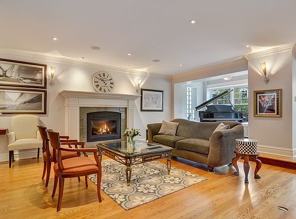 3rd image of 913 W Wrightwood Ave