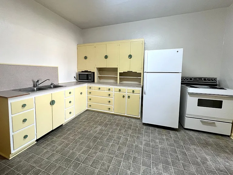 416 N Pine St — Photo 5