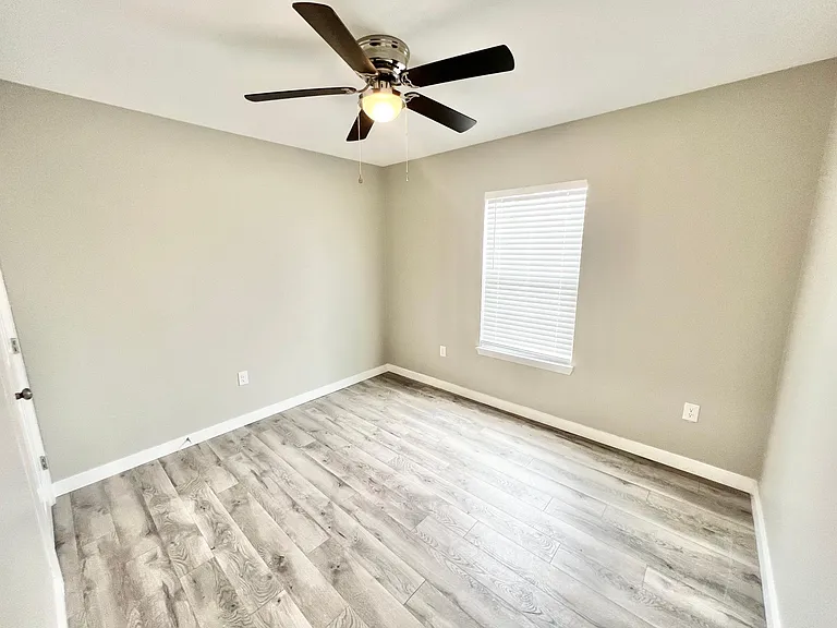 2035 Waverly Ave — Photo 17
