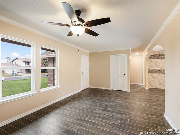 5th image of 230 Meadow Glen Dr