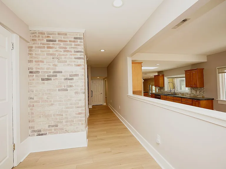 27 Old Ferry Rd — Photo 9