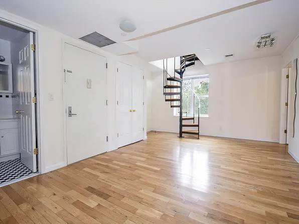 234 Franklin Avenue image 1 of 10