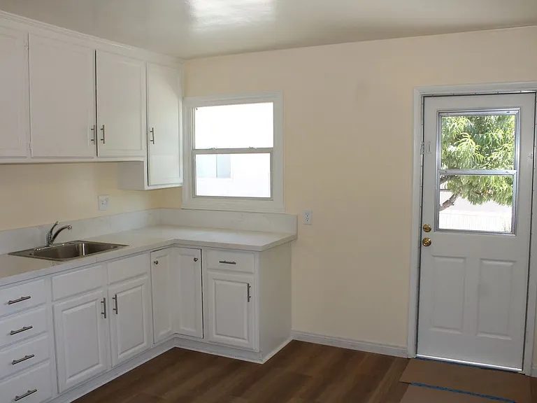 1613 W Victory Blvd #1613 — Photo 9